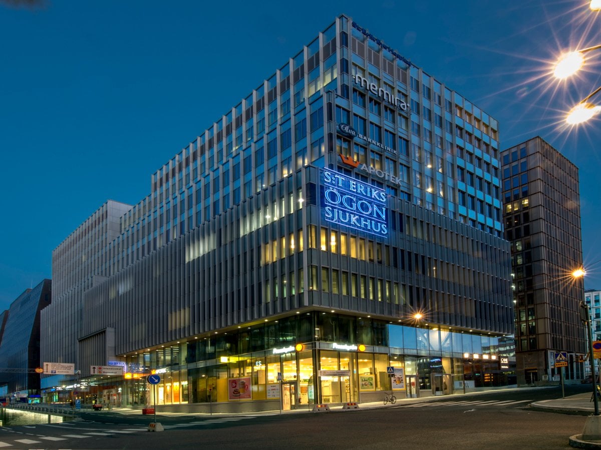 S:t Eriks Ögonsjukhus fasad i kvällsljus.