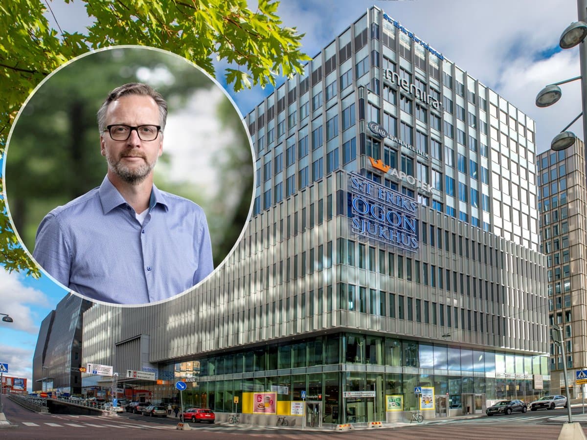 En man står framför en stor byggnad