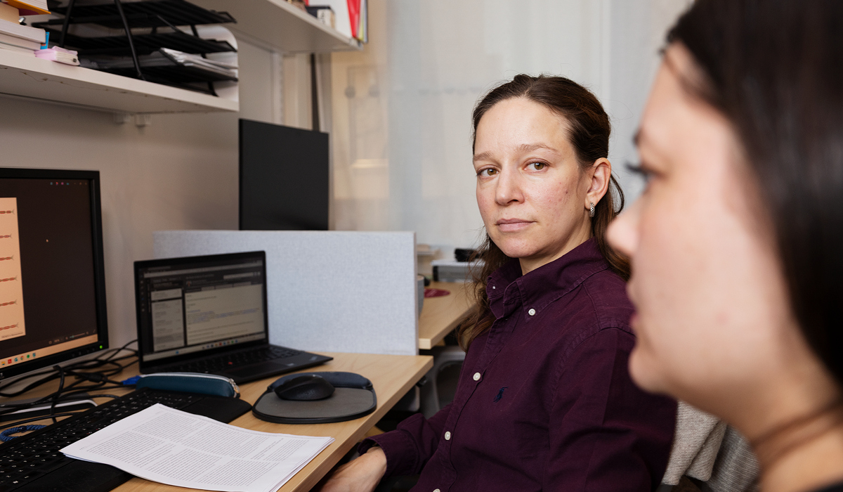 Ulrika vid sin skrivplats bredvid sin kollega Josephine Nilsson