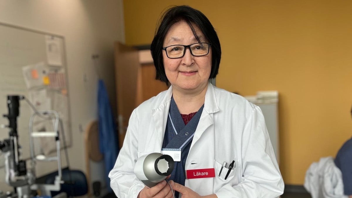 En läkare i sjukhuskläder som håller i en handhållen ERG apparat