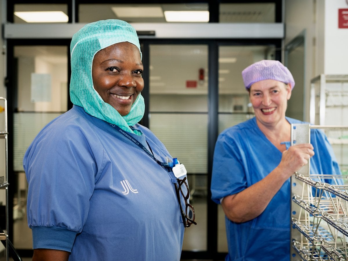 Bild på två medarbetare från sterilen.