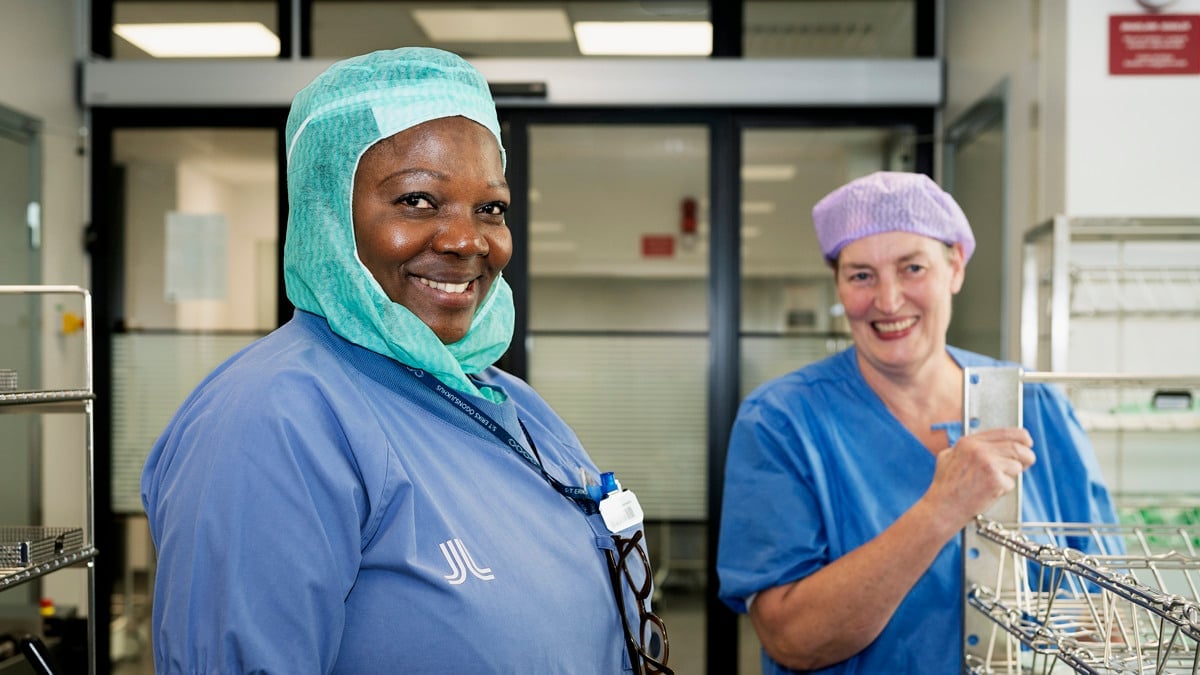 Bild på två medarbetare från sterilen.