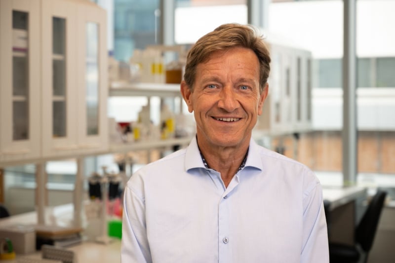 Anders Kvanta står i ett laboratorium och bär en skjorta.