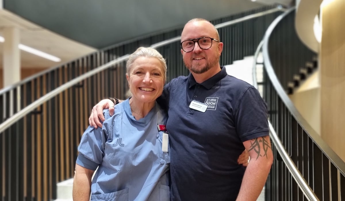 En man och en kvinna som står bredvid varandra.