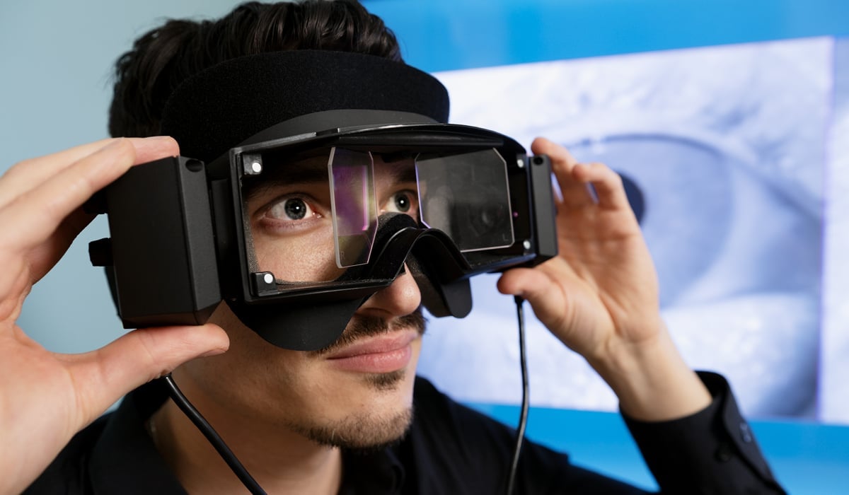 En man i svart skjorta som bär ett par virtuella glasögon.