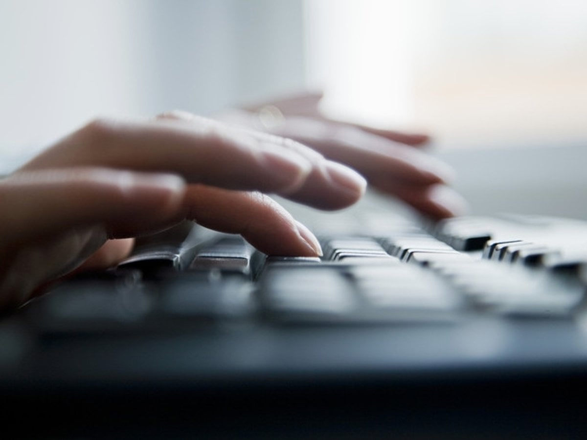 Händer som skriver på ett tangentbord (002)