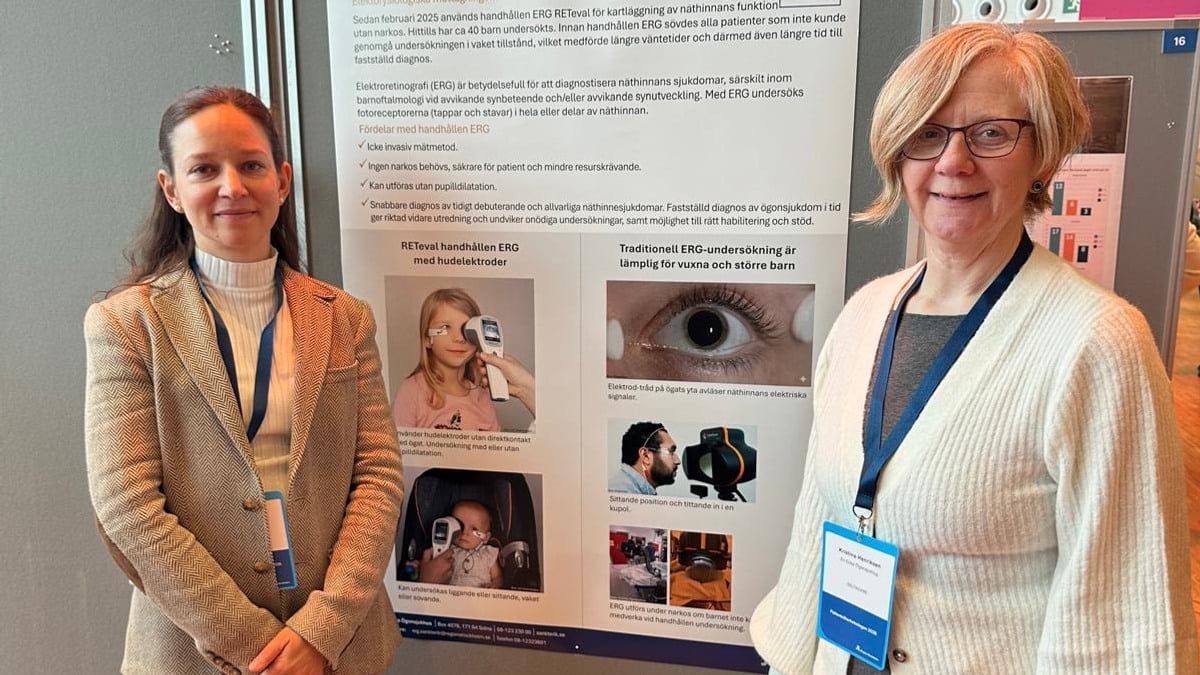 Två kvinnor står bredvid en poster under Region Stockholms Patientsäkerhetsdag