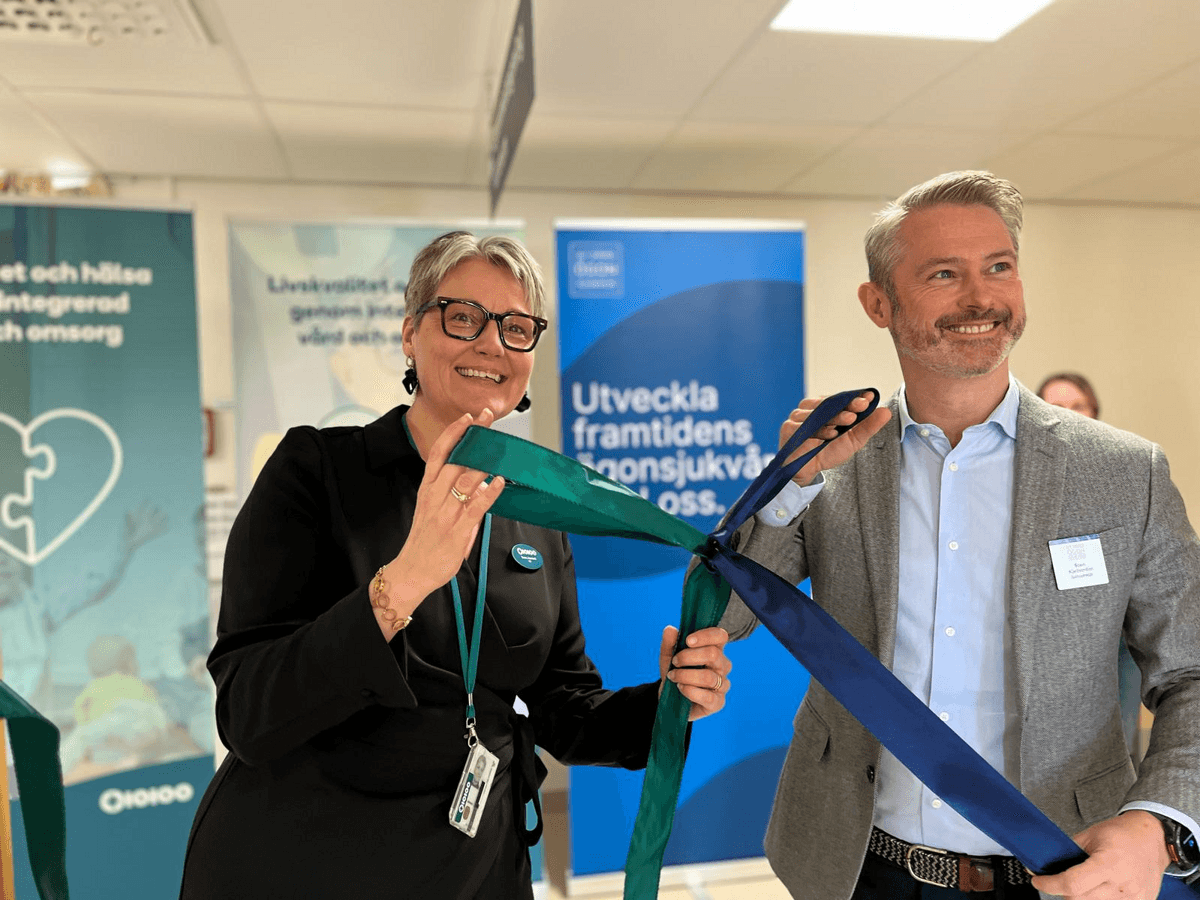 En man och en kvinna som knyter ett band.