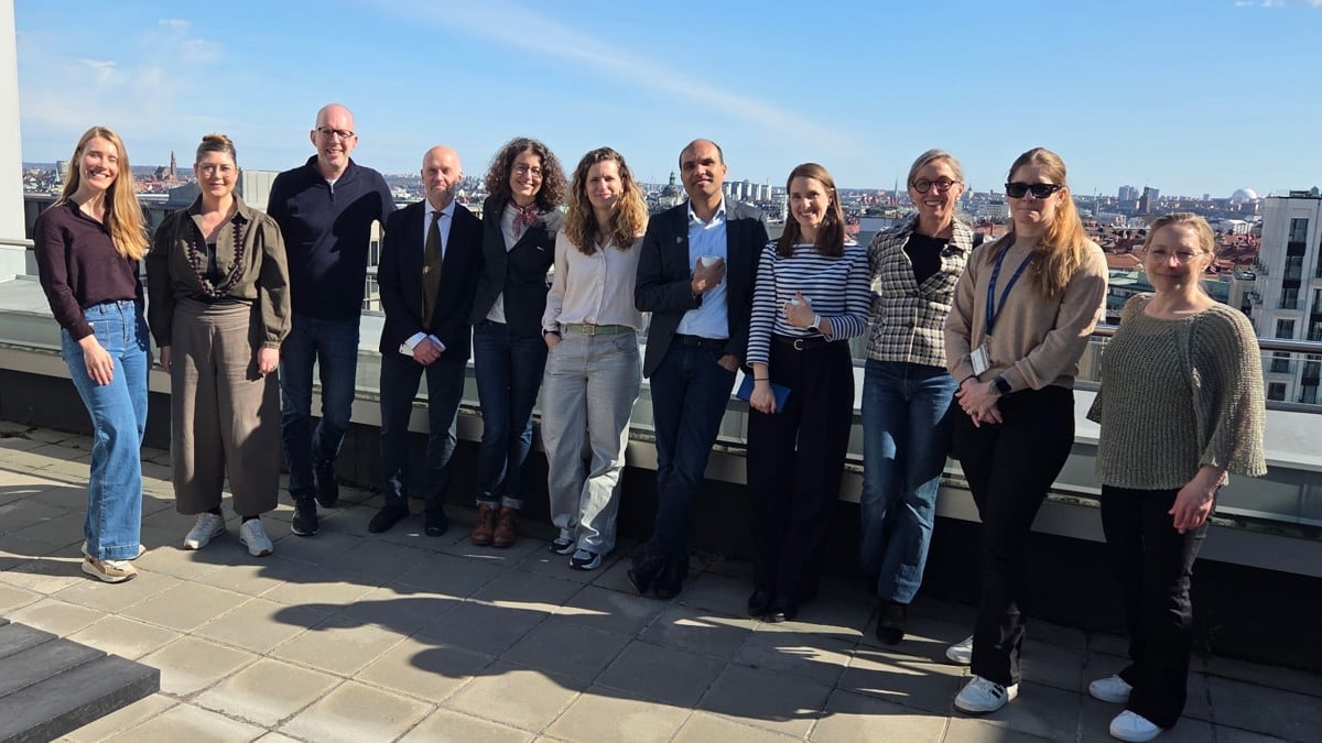 En grupp människor som står på en terrass med utsikt över Hagastaden.