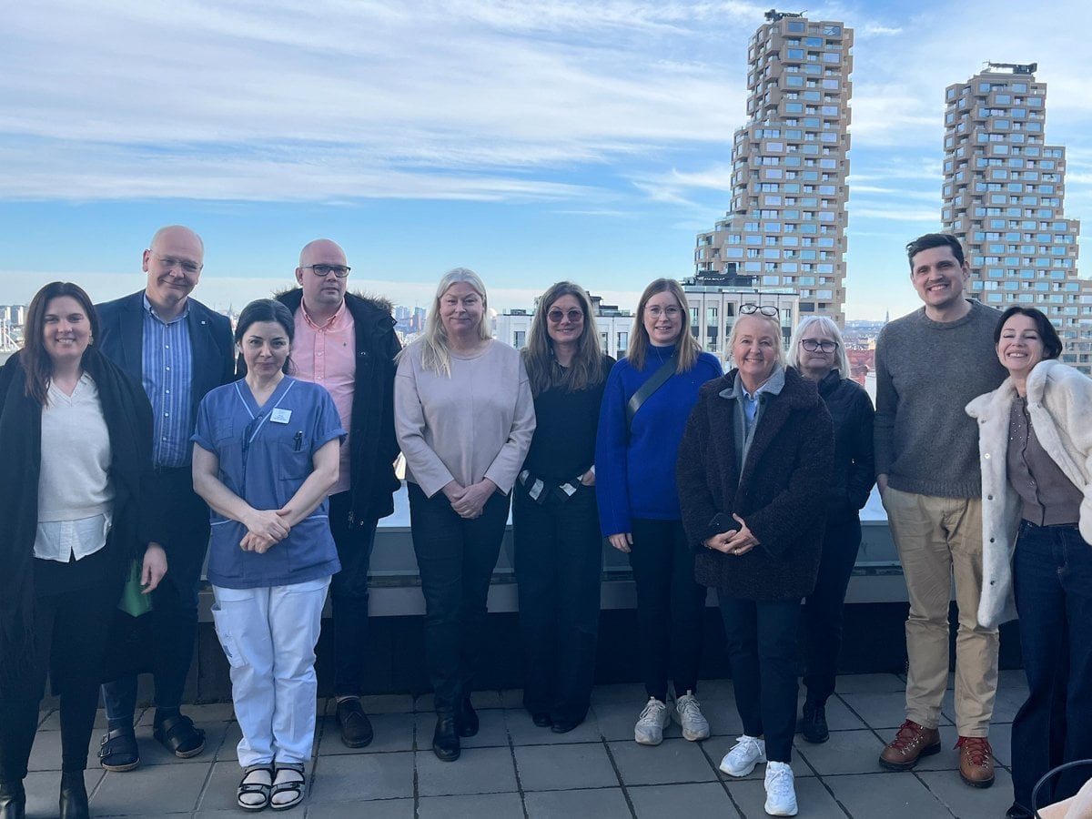 En grupp människor som står på toppen av en byggnad.