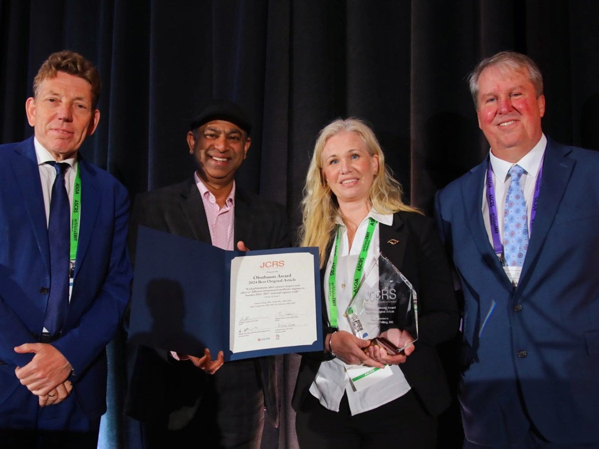 En grupp personer som står bredvid varandra.