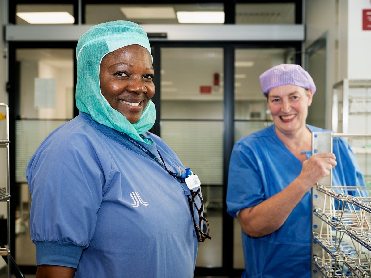 Bild på två medarbetare från sterilen.