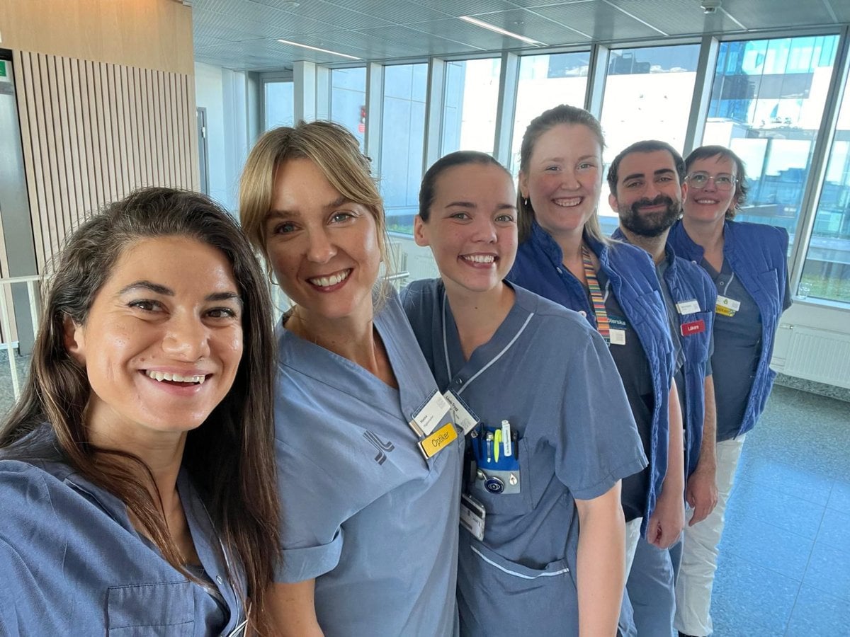 En grupp medarbetare som står tillsammans på ett sjukhus.