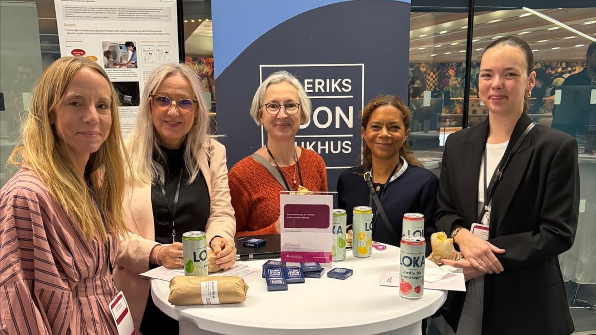 En grupp människor som står runt ett bord.