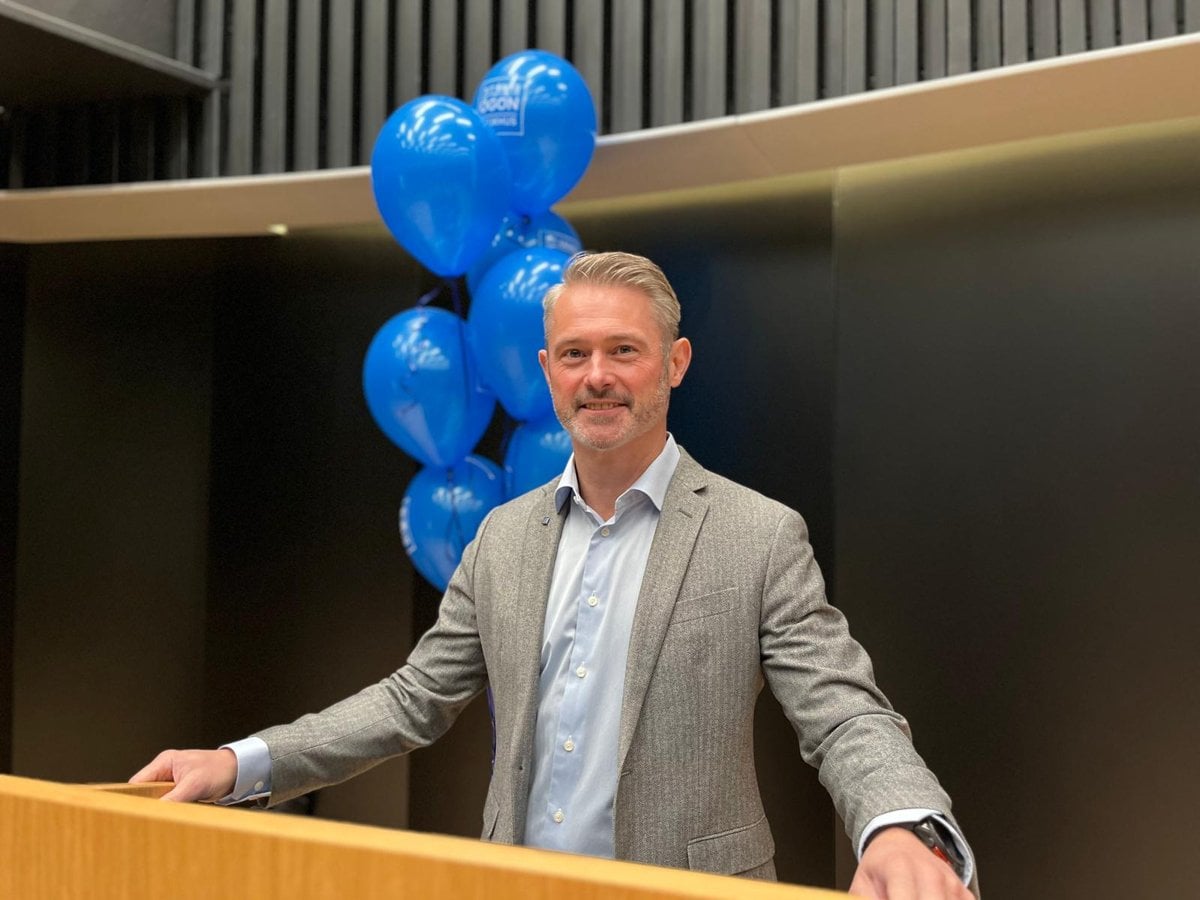 Sjukhusdirektör Sten Kjellström håller tal på öppningscermonin för Ögonveckan 2025.