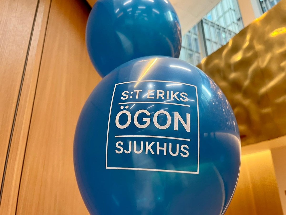 Blåa ballonger med S:t Eriks ögonsjukhus logotyp