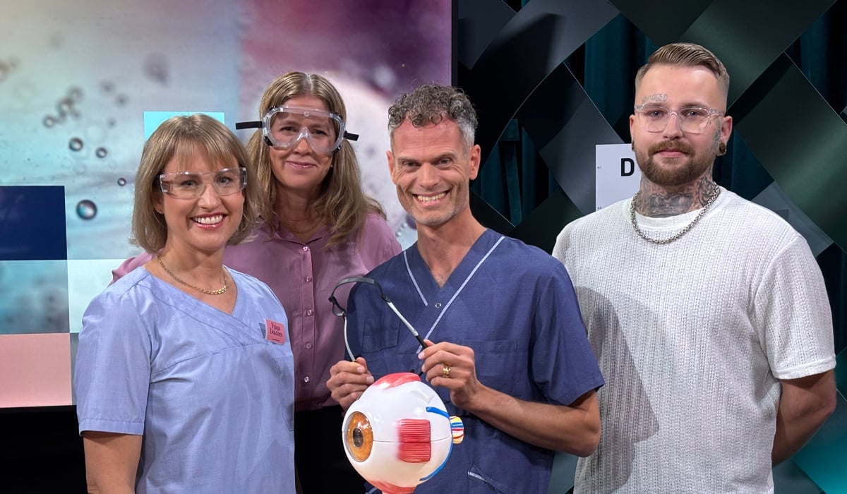 En grupp läkare som poserar för ett foto i TV studio