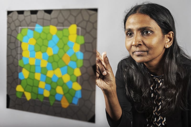 En kvinna håller i ett konstverk.