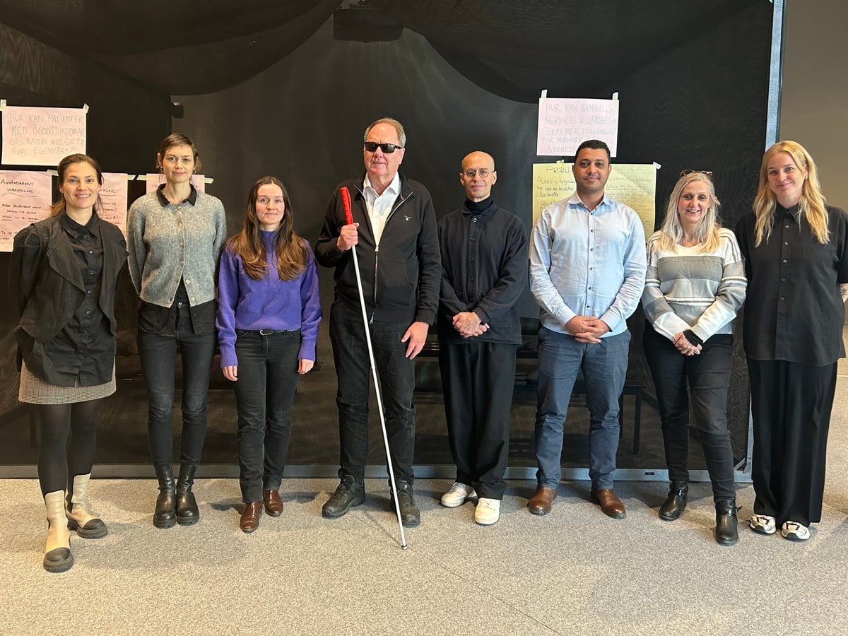 En grupp människor som står bredvid varandra.