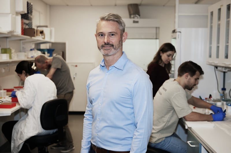 Sjukhusdirektören Sten Kjellström står i ett laboratorium på S:t Eriks Ögonsjukhus.