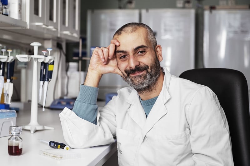 En man som sitter i ett laboratorium