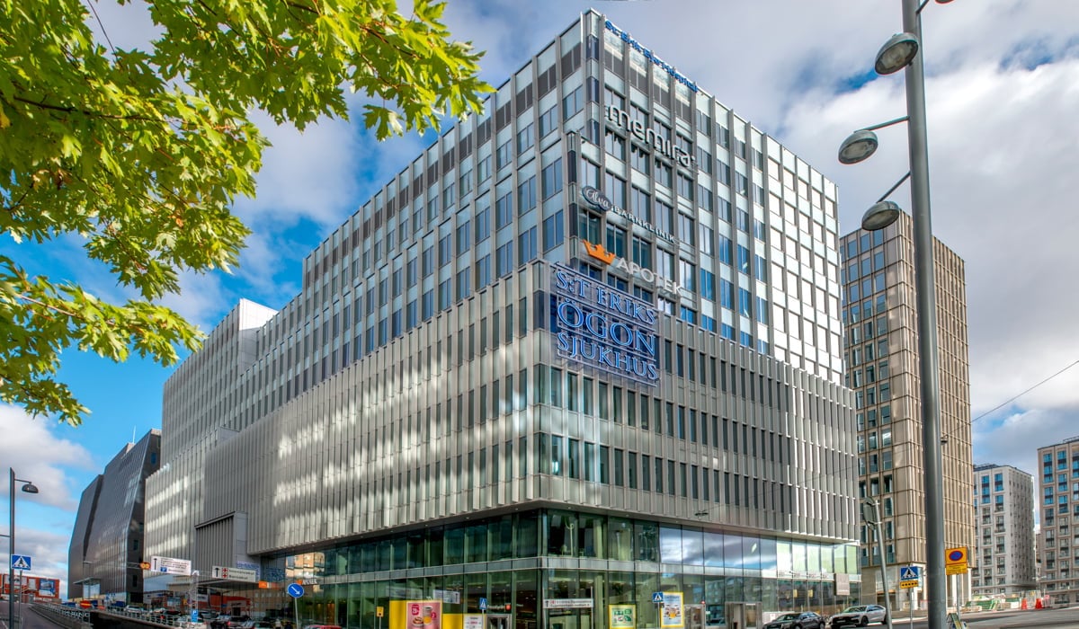 En stor byggnad med många fönster på sidan av den.