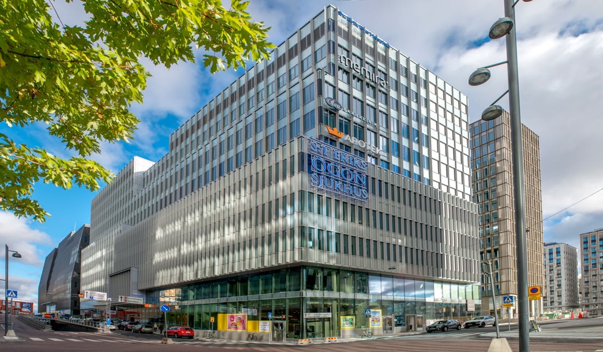 En stor byggnad med många fönster på sidan av den.